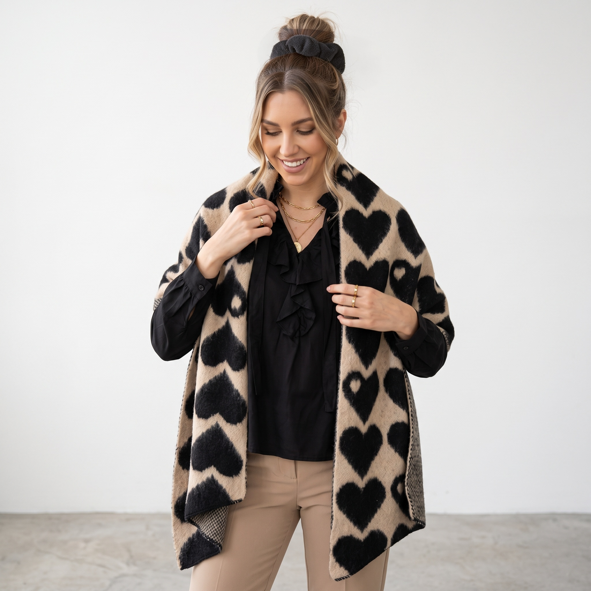 Weicher Schal in beige mit schwarzen Herzen