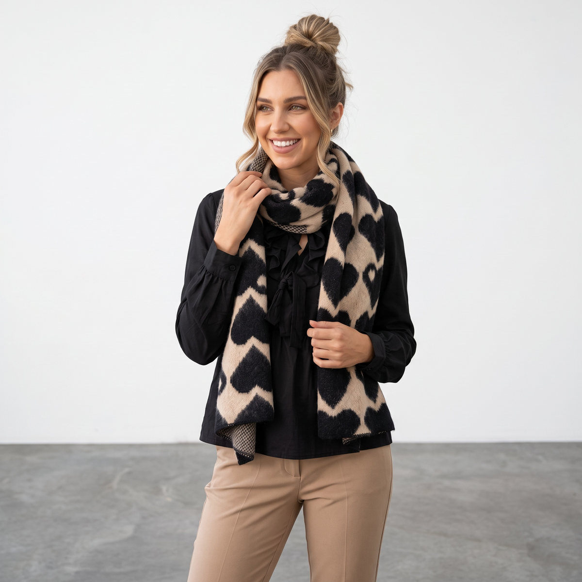 Weicher Schal in beige mit schwarzen Herzen