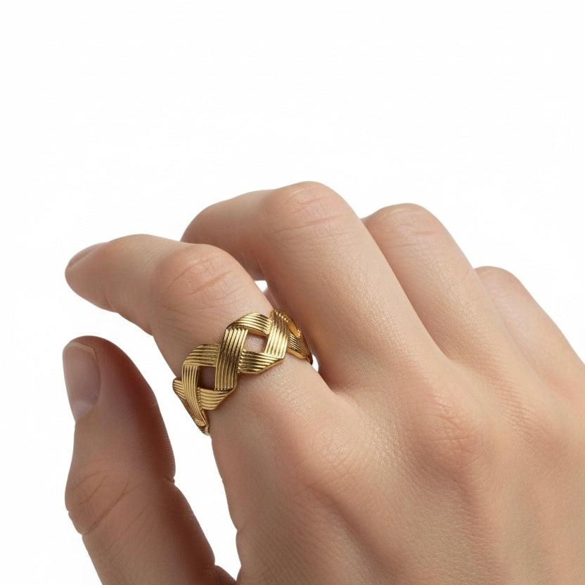 Interlaced Ring Gold