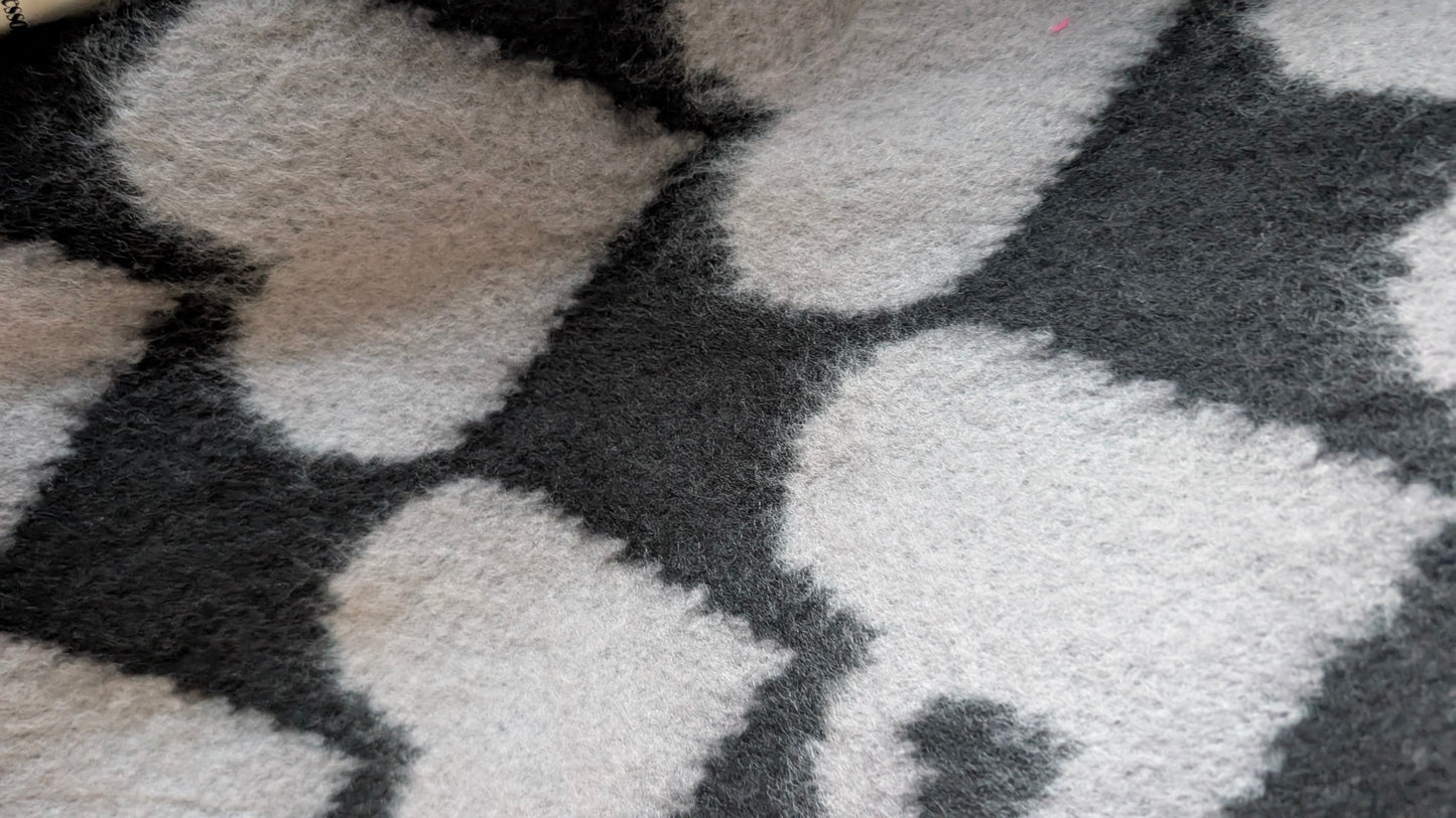 Weicher Schal in schwarz mit grauen  Herzen