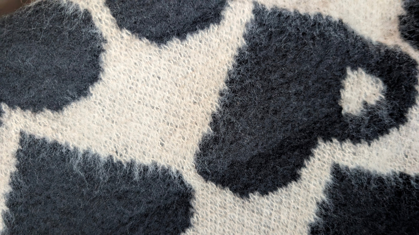 Weicher Schal in beige mit schwarzen Herzen