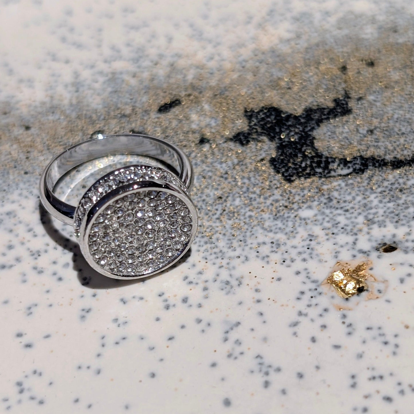 Esra.Statement Ring mit Strasssteinen