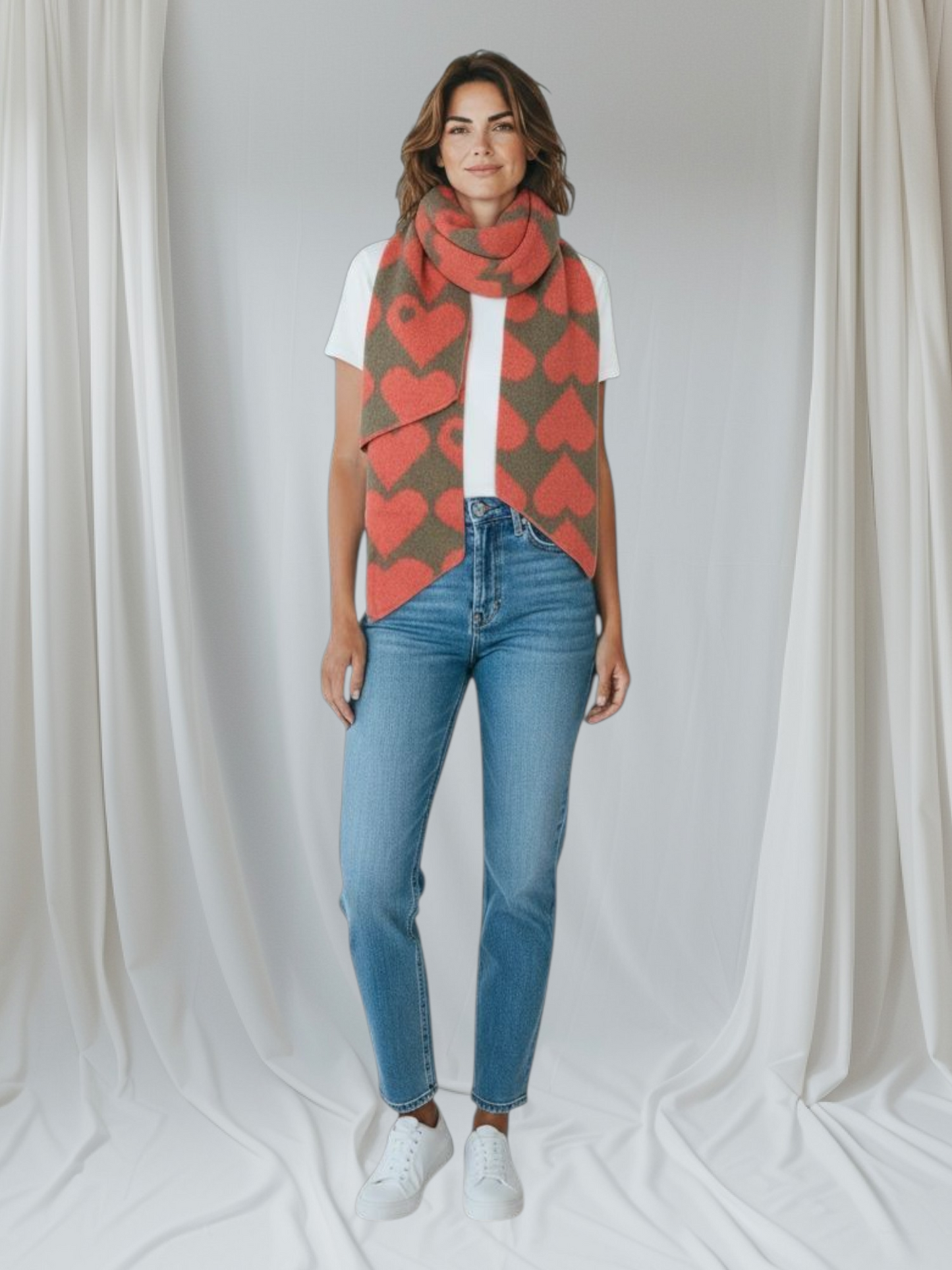 Weicher Schal in Khaki mit coralfarbenen Herzen