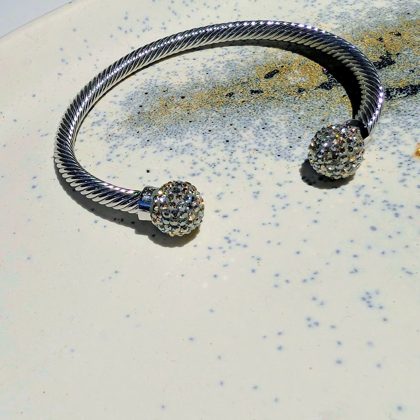 Sana.Edgy & Stylisch