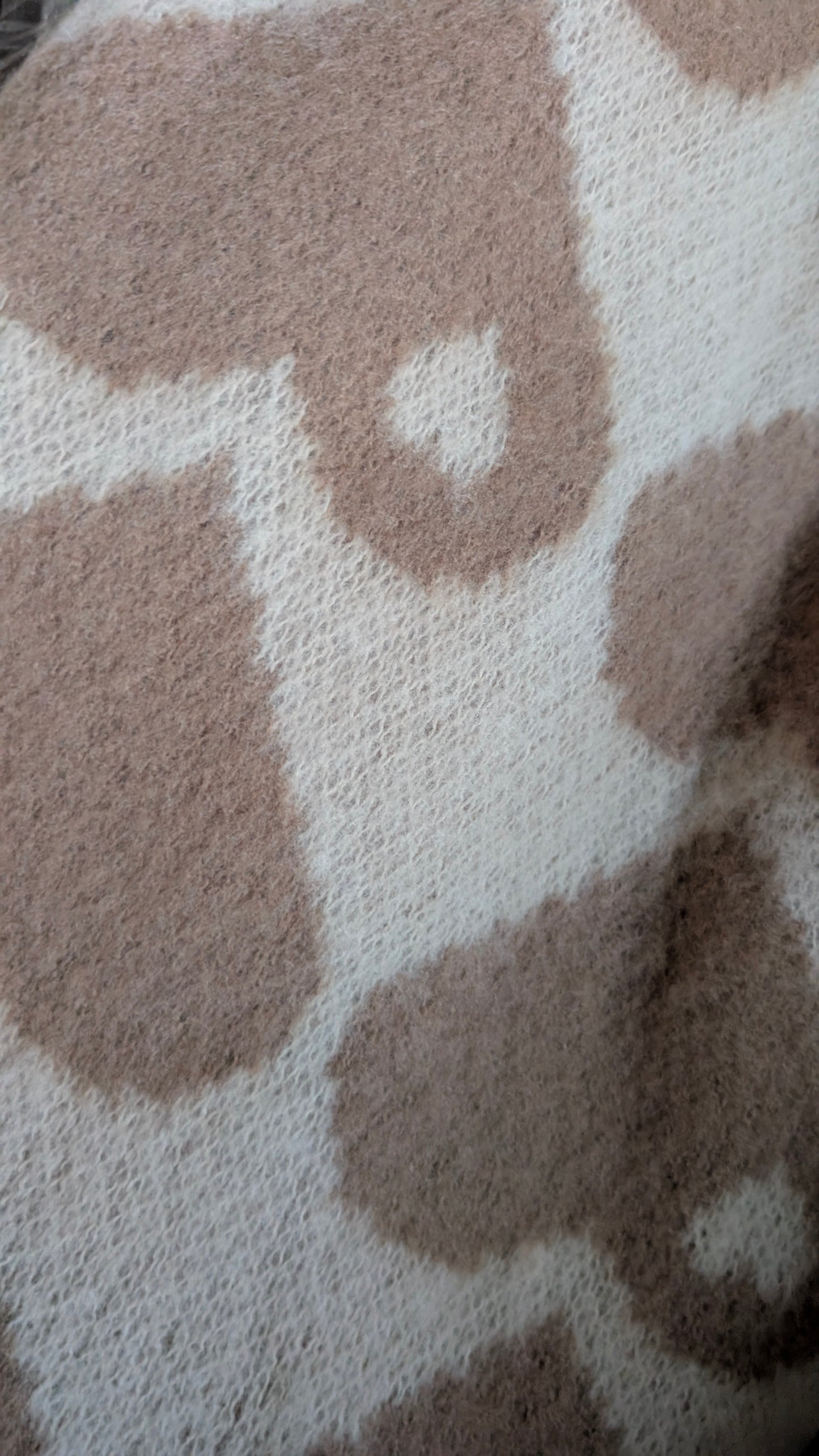 Weicher Schal in beige mit Kamel Herzen