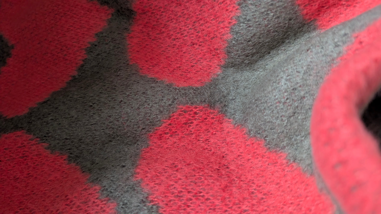 Weicher Schal in Khaki mit coralfarbenen Herzen