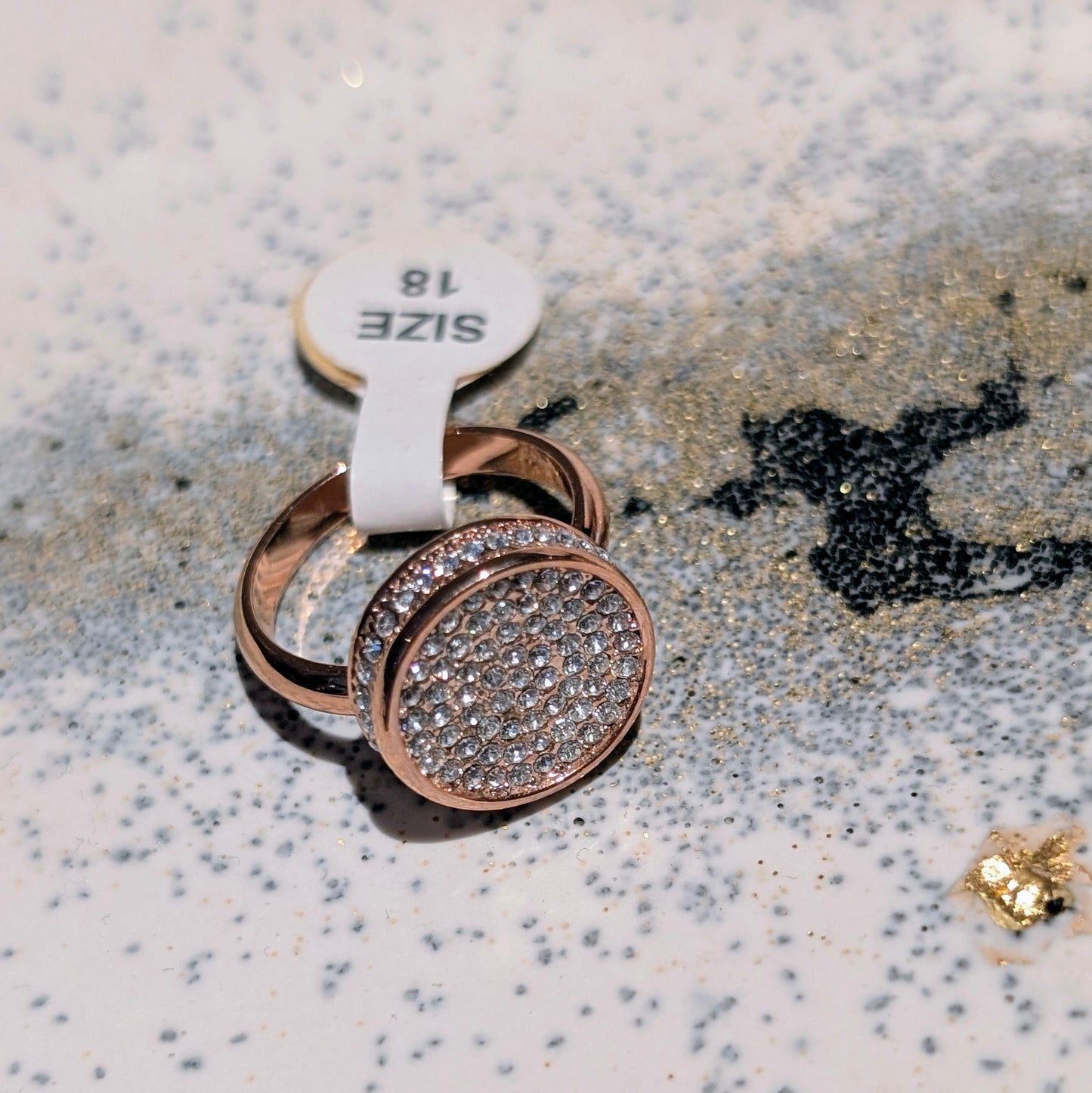 Leva.Ring in Roségold mit Strassbesatz