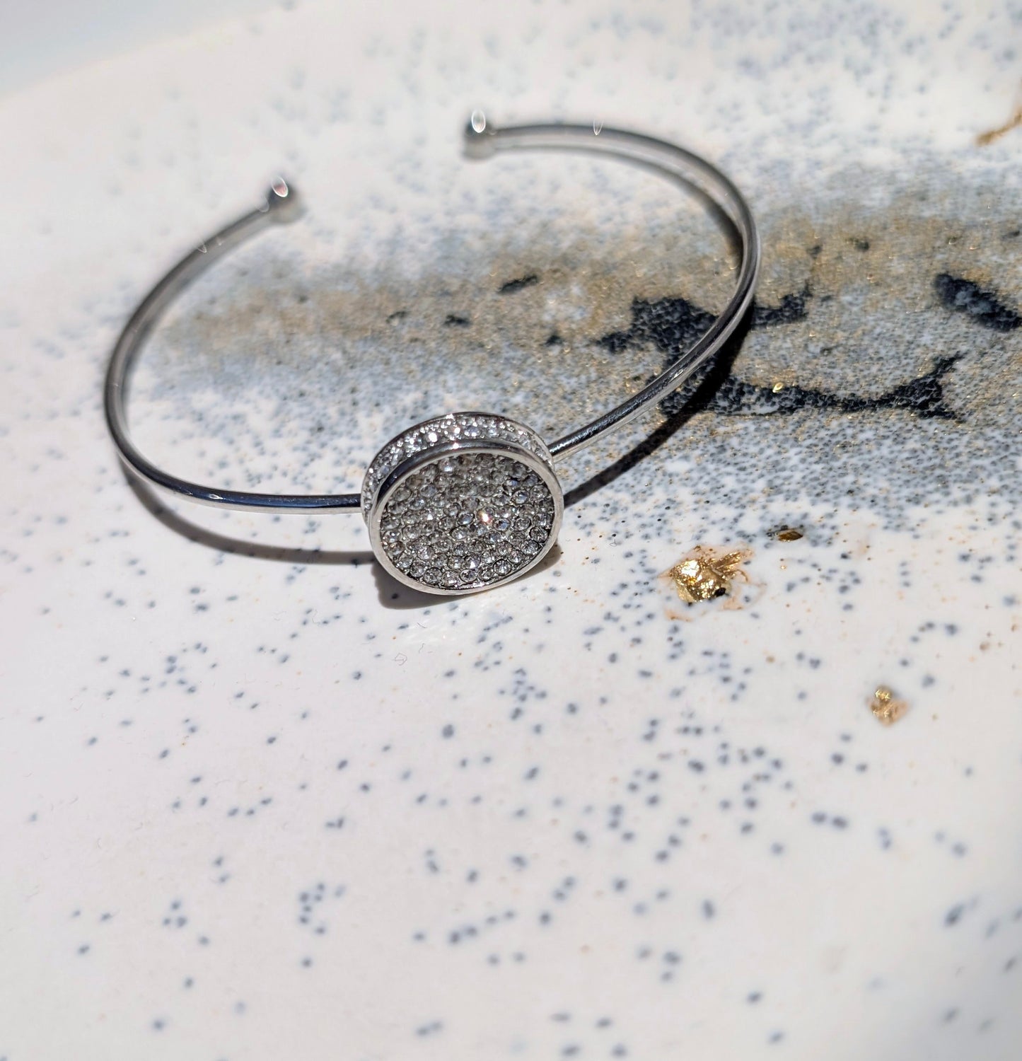 ✨ Funkelnde Eleganz für dein Handgelenk ✨

Dieser edle Armreif vereint zeitlose Eleganz mit modernem Glamour. Das filigrane Design wird durch ein rundes Mittelstück mit funkelnden Kristallen veredelt, die das Licht bei jeder Bewegung atemberaubend reflektieren.
Erhältlich in zwei Varianten:

Sterlingsilber-Finish – für einen klaren, klassischen Look

Roségold-Finish – für einen warmen, romantischen Akzent


Ob als stilvolles Alltags-Accessoire oder als Highlight für besondere Anlässe .